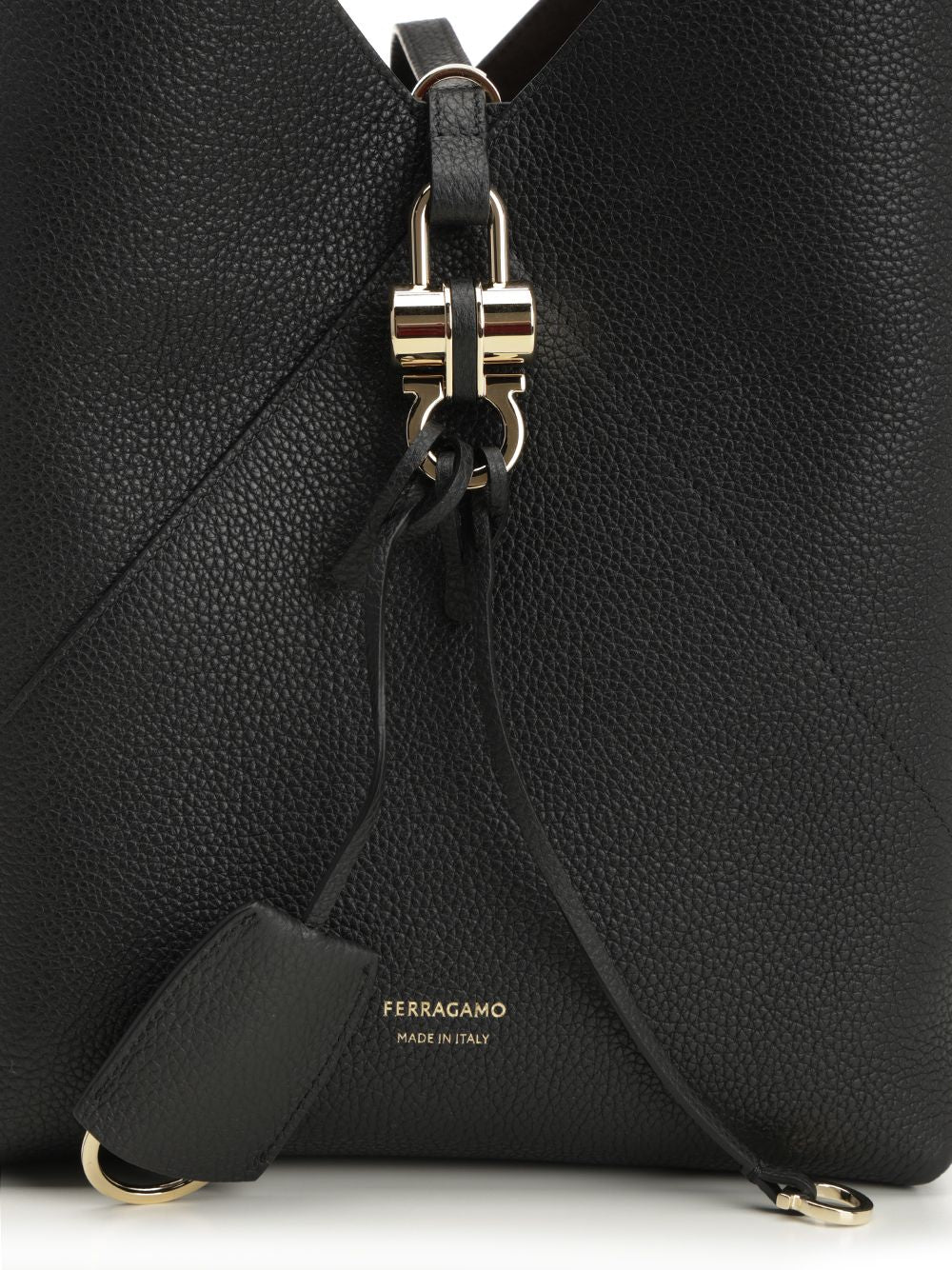Ferragamo V-Shaped Shoulder Bags - Black | 2d45101da4fbec7dbb441f662b6b140098147635