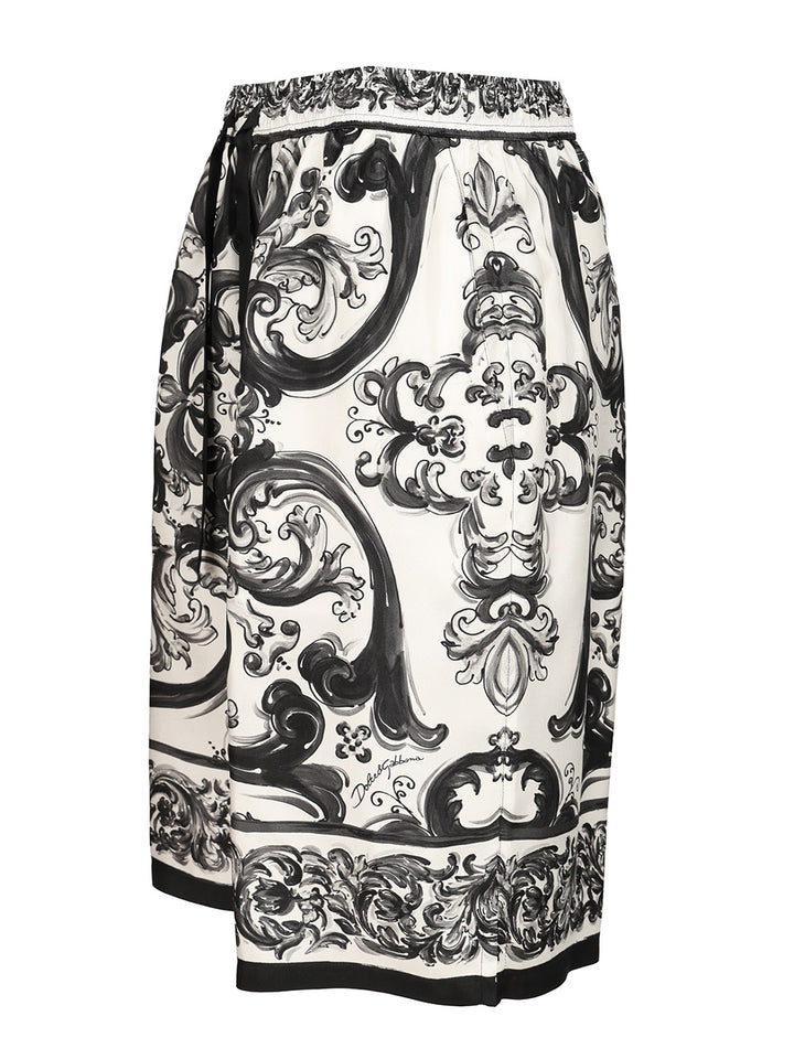 Dolce & Gabbana Bermuda Shorts In Silk With Majolica Print Trousers - Black | 4da9ca3b0f9a18b30a7d63bd7d2ff34cd557013d