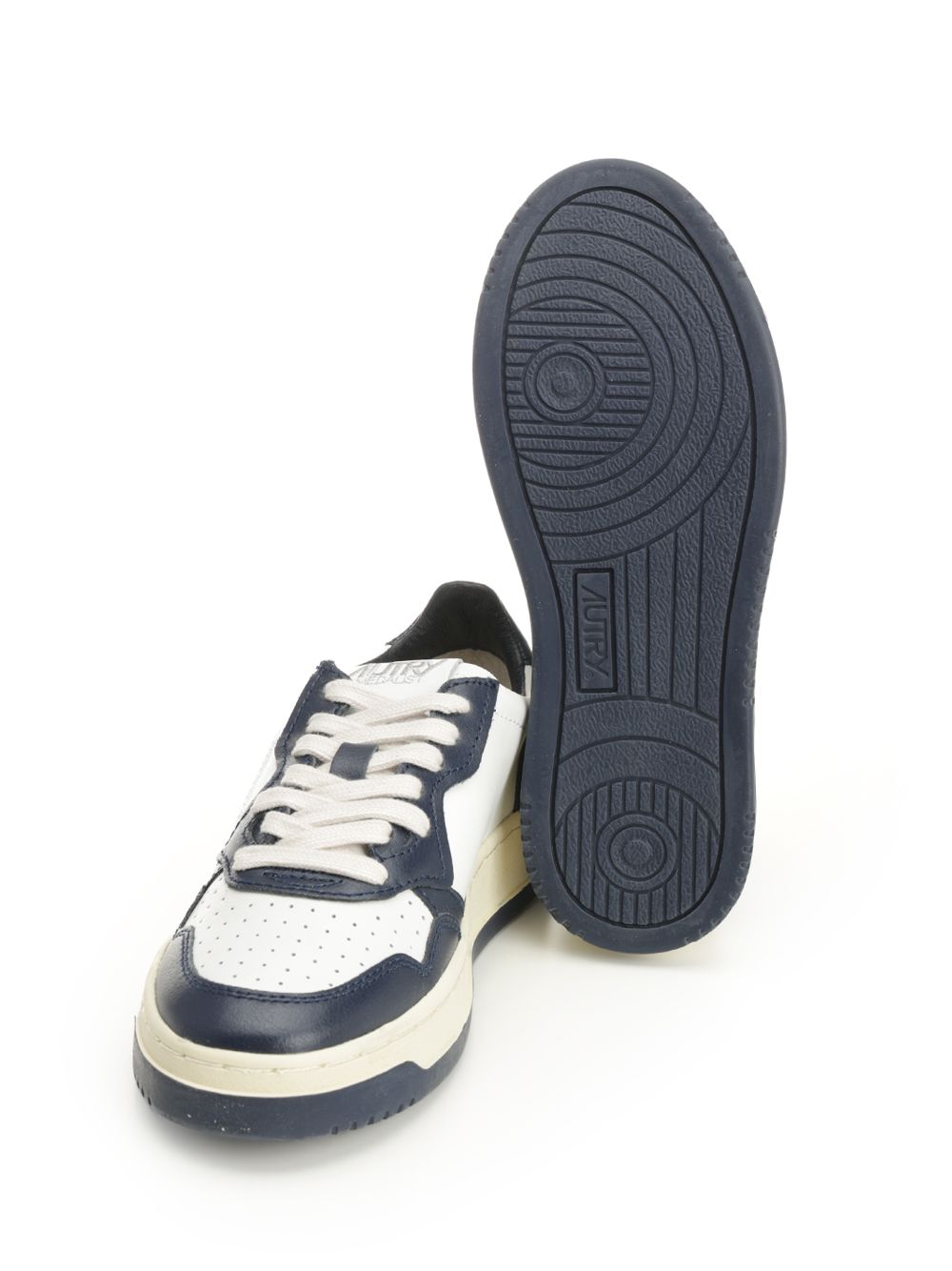 Autry  Medalist Low Sneakers - Black | 4f4b5c214b266eaf69cbc63592deb8c6970849a1