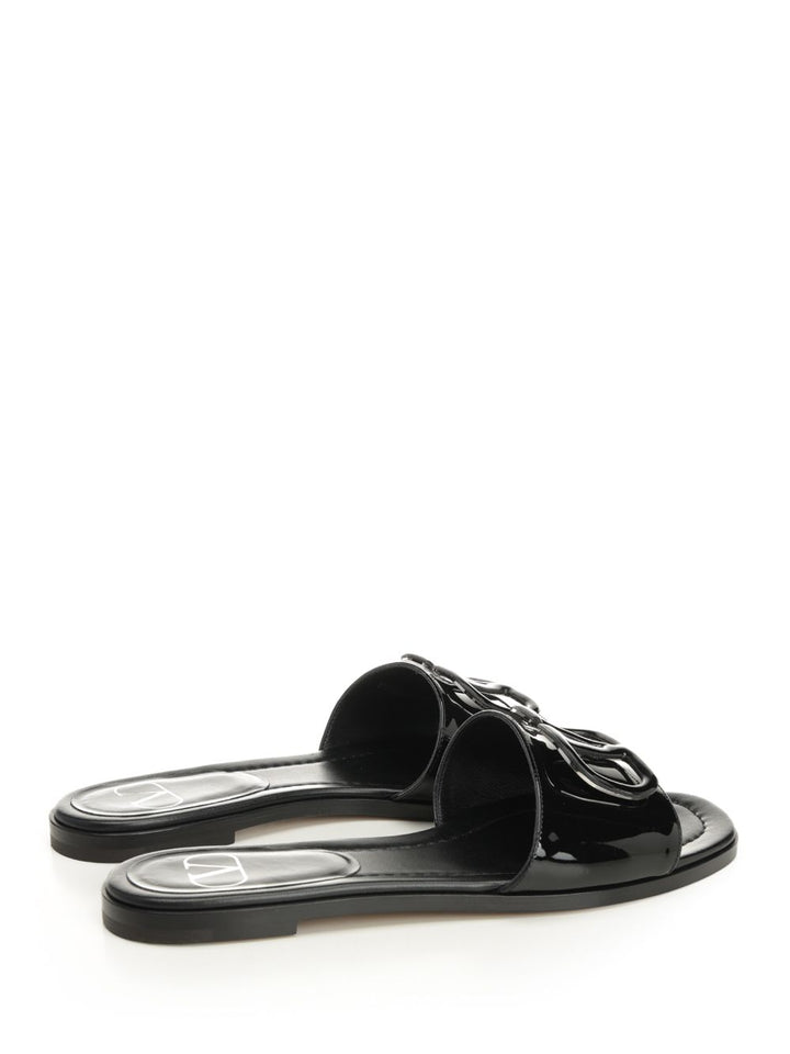 Valentino Garavani Vlogo Signature Slide Sandal Scarpe basse - Black | c9613d2188740c5cc907e1deef6cddefe53e2741