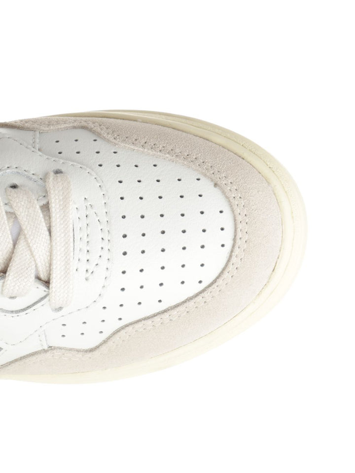 Autry  Medalist Low Sneakers - White | 7394687440a02f559f97d35f069c6d8e85d71bfe