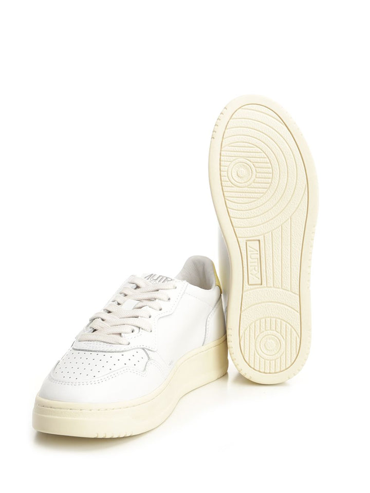 Autry  Medalist Low Sneakers - White | e411d86af6c4469a84711054310933f6d23b3eb3