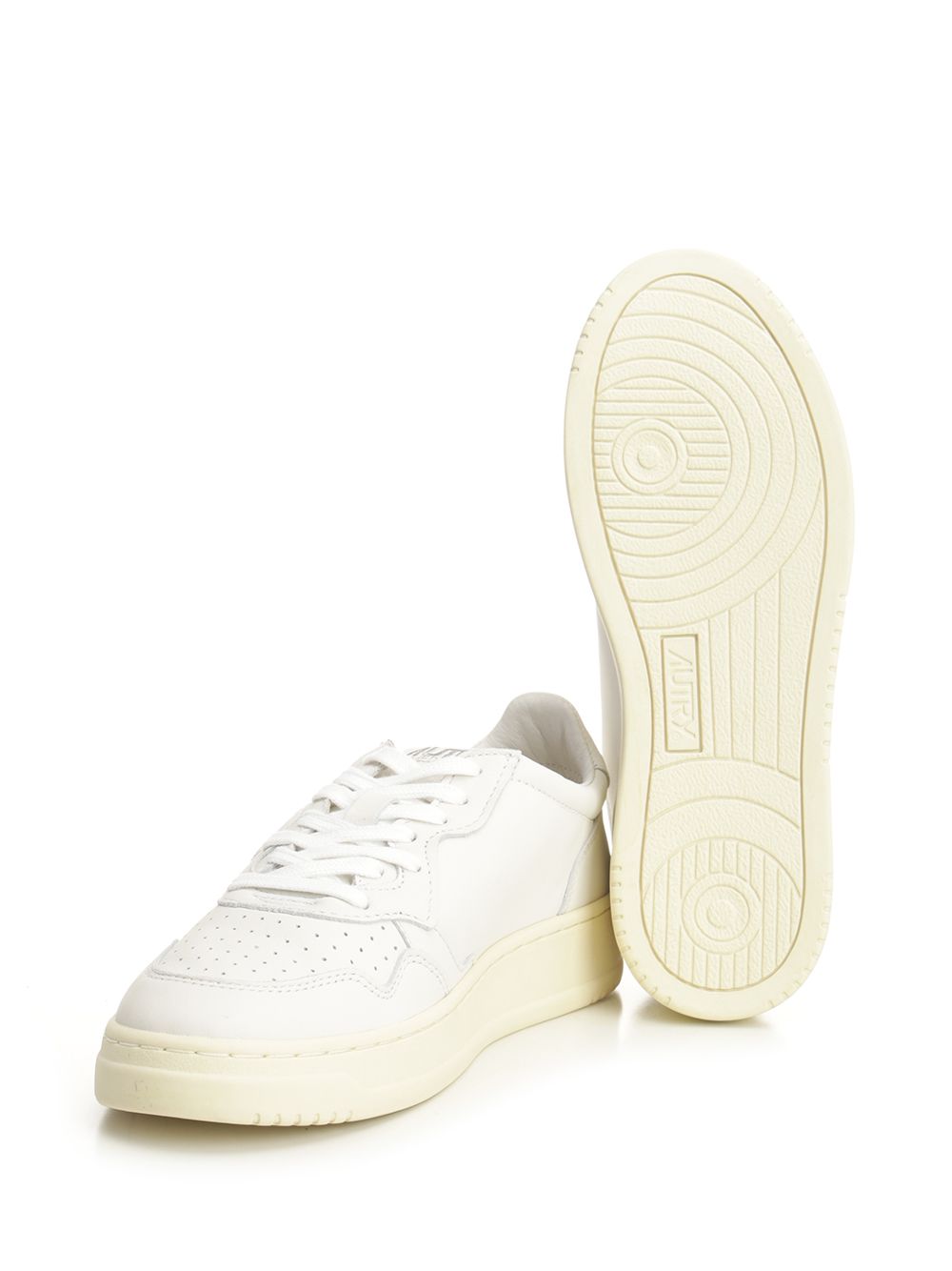 Autry  Medalist Low Sneakers - White | 3b105aa34df5869aedc1cf0209b1420ccb9d0af6
