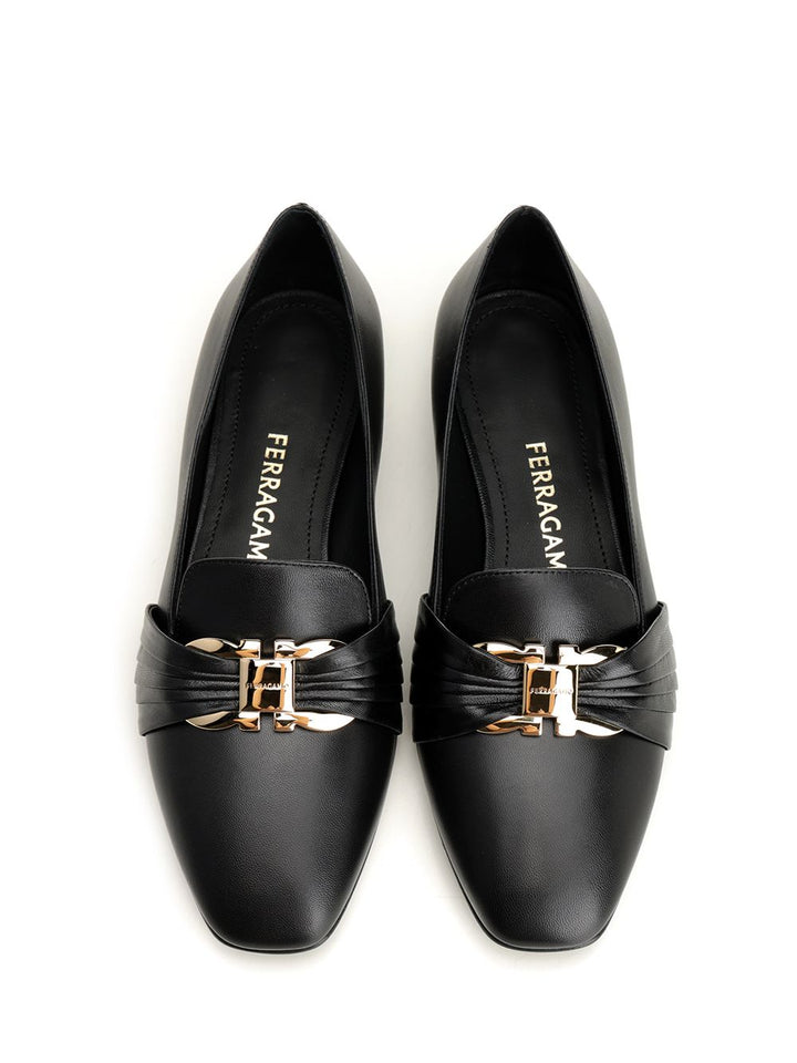 Ferragamo Gancini Ornament Moccasin Scarpe basse - Black | 826df32a12a81f07e1812795d6477ea6e99e42e0