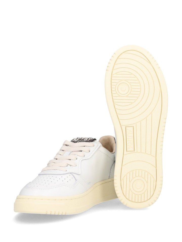 Autry  Medalist Low Sneakers - White | c4c1ebdc4b4e0095018c329876a59ea30db1c558