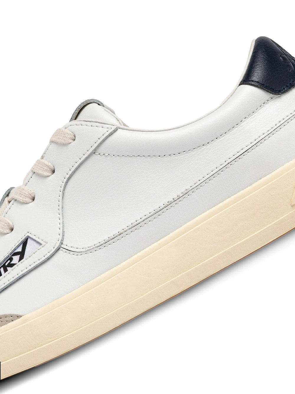 Autry Sneakers - White | 82cb75939201d285a0bf1653cd988a309f8aebe8