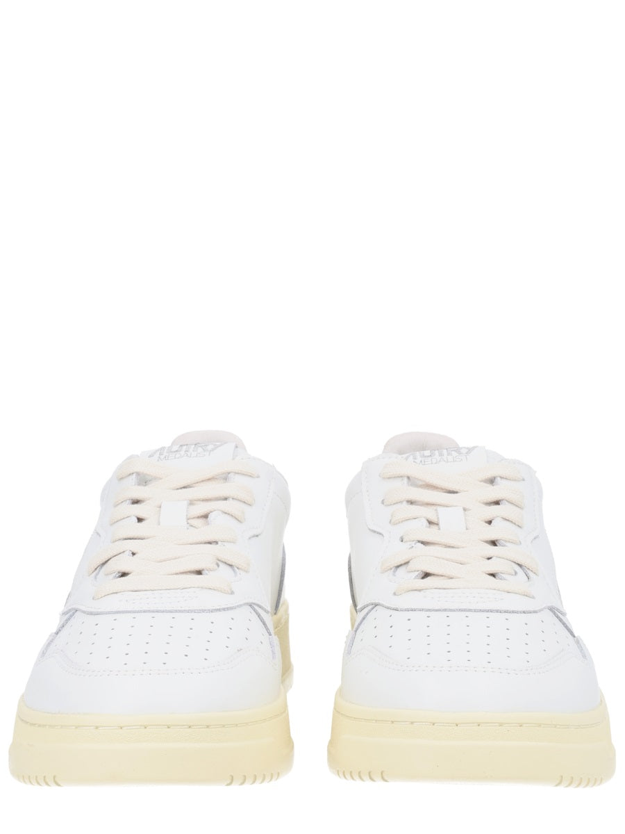 Autry Sneakers - White | 3f5709cccd37b427afeebdd13c9c3466b47cf4aa