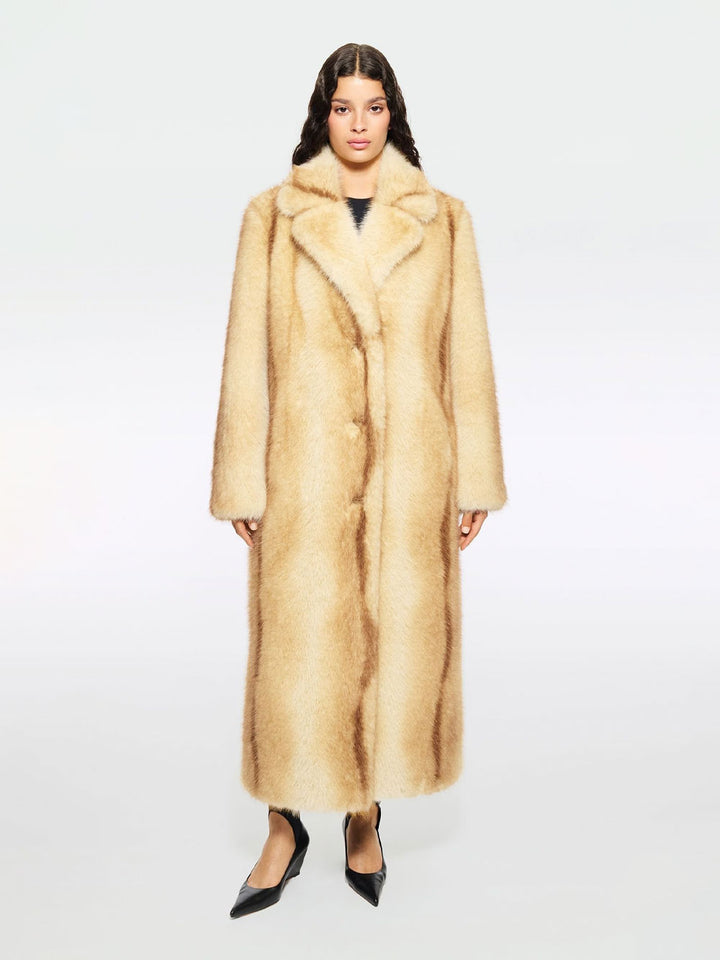 Stand Studio Pellicce - Red | 7e1fc4bea4b159143a541c6df260f798f6836129