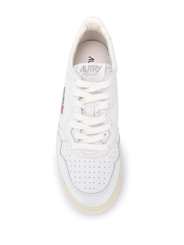 Autry Sneakers - White | b2390a84bdacbed4e8f5d3b5af3c993f5d7ae4d5