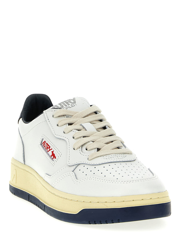 Autry Medalist Low Sneakers - Blue | 39bb16243700a7bb7de256211732de7f688ac66d