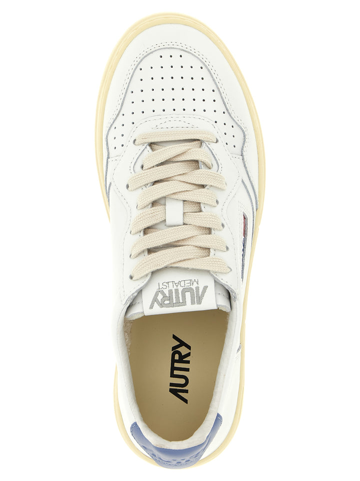 Autry Medalist Low Sneakers - Light Blue | 7dc4e0e26f5328a5953ffc664c2aebd7e64cf1d6
