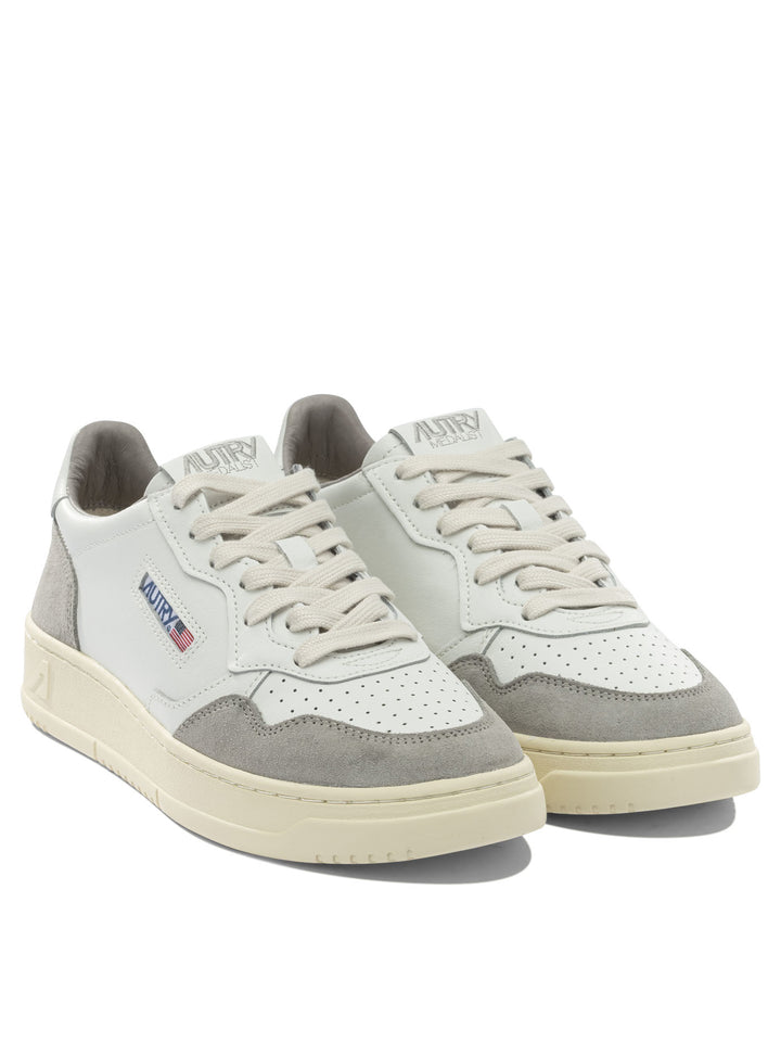 Autry Medalist Low Sneakers & Slip-On - White | 1ce6a3e161b6e82c1123681bf9ce4e62cf160bc6