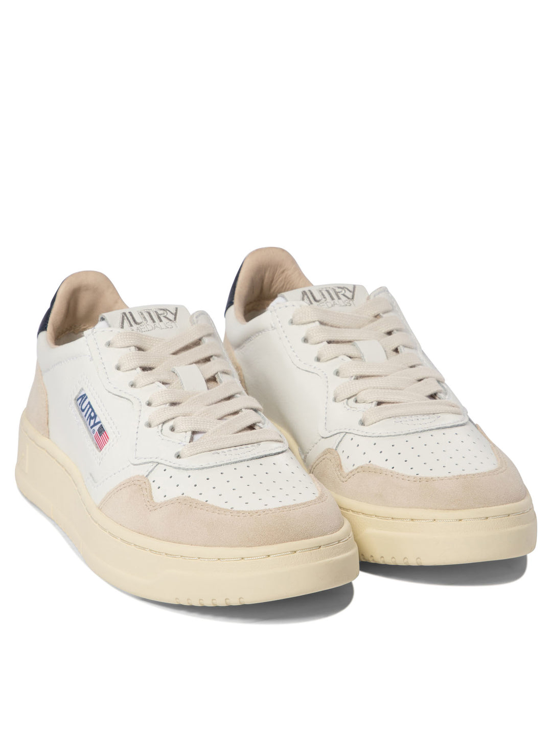 Autry Medalist Low Sneakers & Slip-On - White | b9e6b22971b8e00de06823c3a1694a8d449d68be