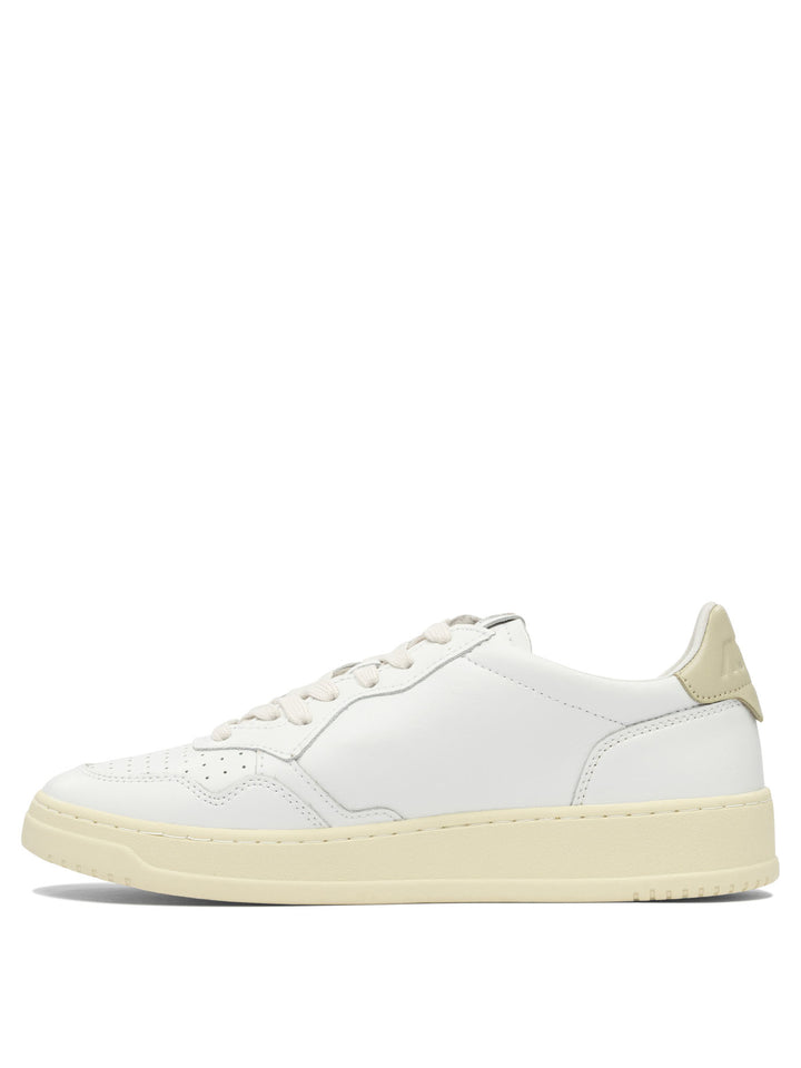 Autry Medalist Low Sneakers & Slip-On - White | 209a9e0a157a1474aa54eec84320e722bee2a64a
