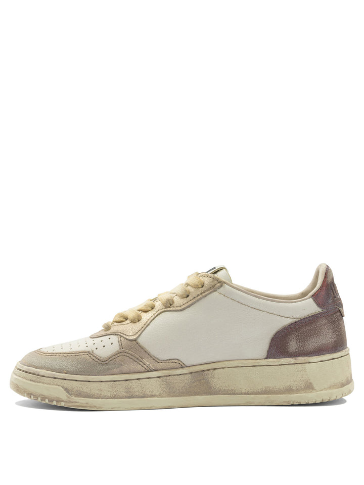 Autry Medalist Low Super Vintage Sneakers & Slip-On - White | b0cef3b1b5eeab8555e3dcbf763c6a90b542e3db