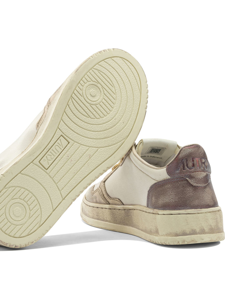 Autry Medalist Low Super Vintage Sneakers & Slip-On - White | 5911d05487c0953144b5a6fdb9b282350cfb9c15