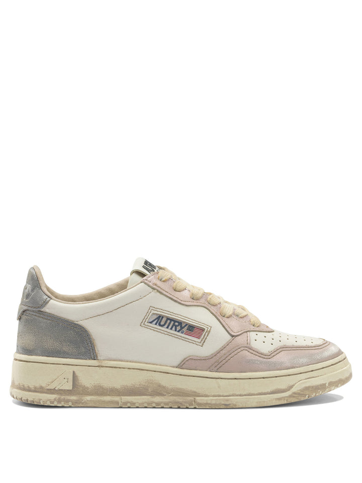 Autry Medalist Low Super Vintage Sneakers & Slip-On - White | ddf25c696899cf8d8a400526739c8774bb9cac31